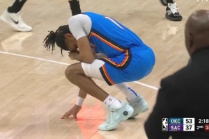 jiuyou-晕乎了！以赛亚-乔和埃利斯争抢球 被后者坐到脸部贴地&amp;下场检查